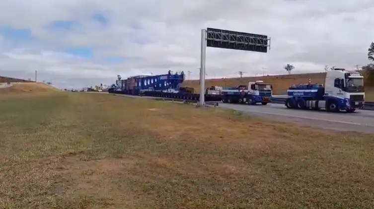 Carreta que transporta carga especial de 800 toneladas pela Dutra segue até Roseira