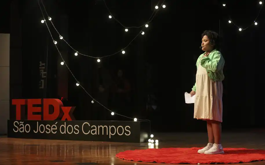 Palestrante mirim pede amor, respeito e responsabilidade aos humanos no palco do TEDx São José dos Campos
