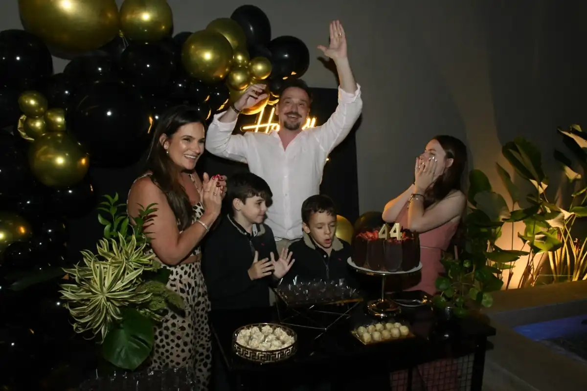 Dr. Renato Peresi comemora 44 anos com familiares e amigos