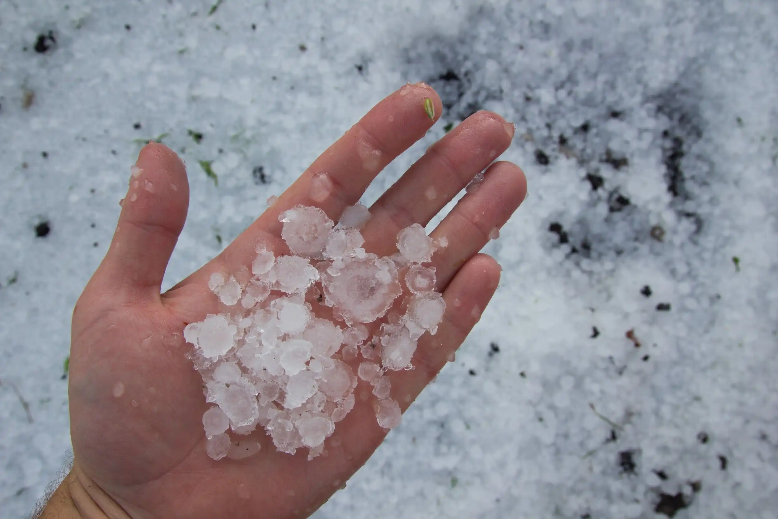 Chove granizo e ruas alagam em Campos do Jordão