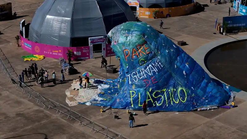  Instalação imersiva "O Tsunami de Plástico" avança sobre Brasília