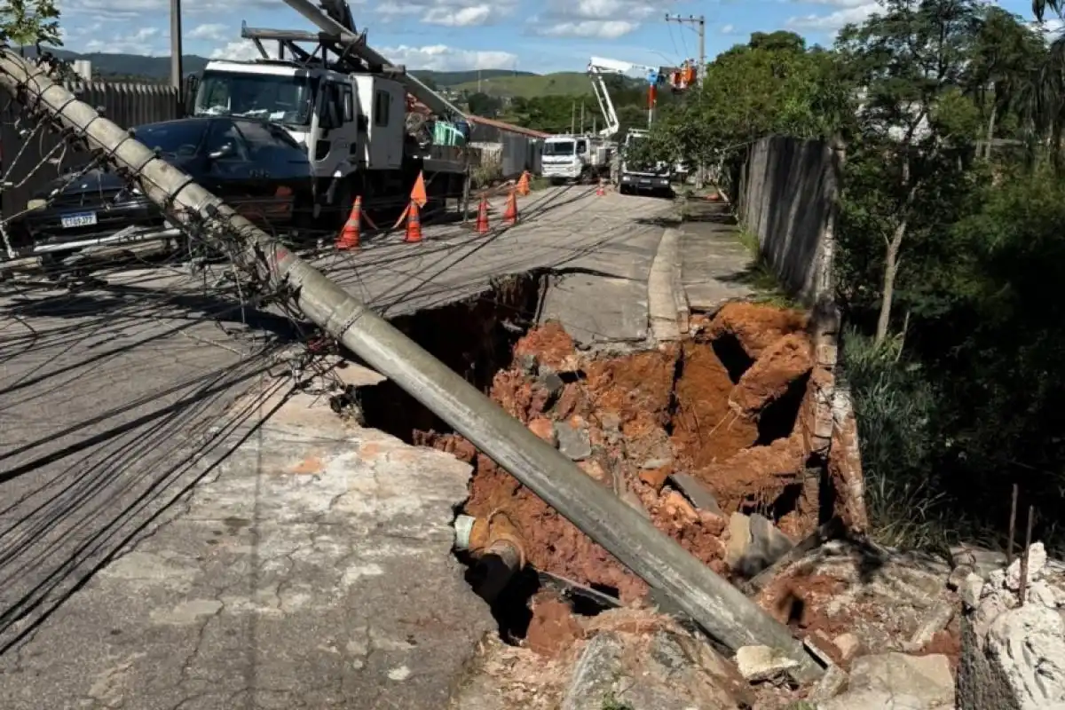 Cratera provoca queda de poste e deixa homem gravemente ferido após choque elétrico em São José dos Campos
