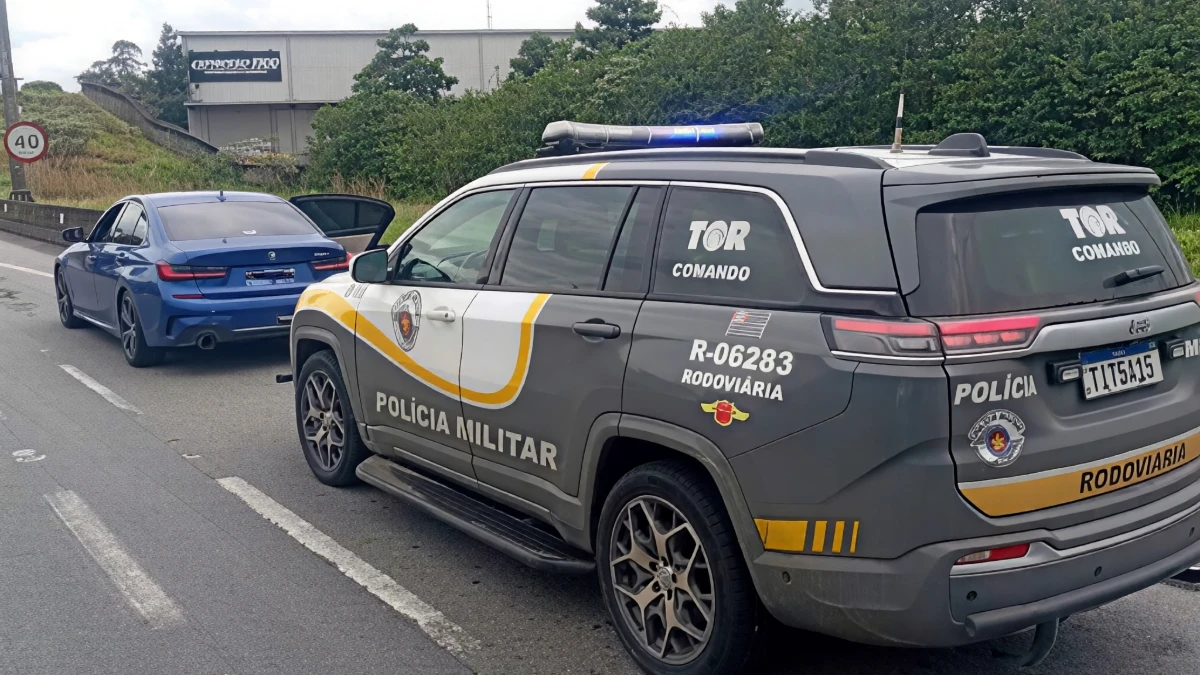 Homem é preso por agredir esposa com criança de colo dentro de uma BMW