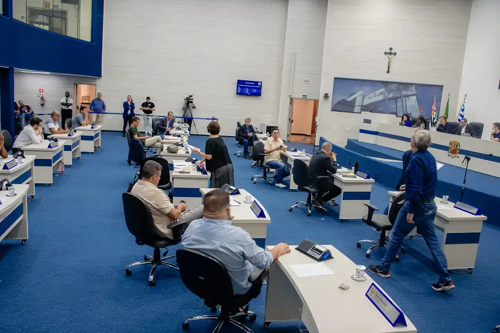 Vereadores Pastor Cláudio Apolinário e Senna brigam em sessão de Câmara