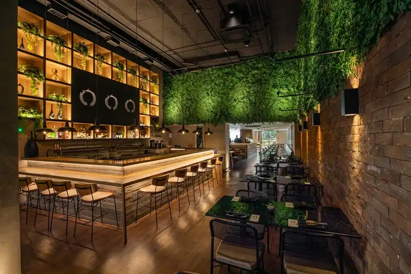 Restaurante japonês presenteia casais com garrafa de vinho