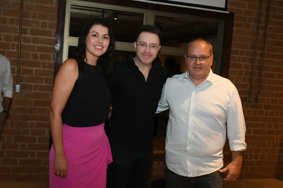 Jornalista celebra aniversário ao lado de amigos em São José dos Campos