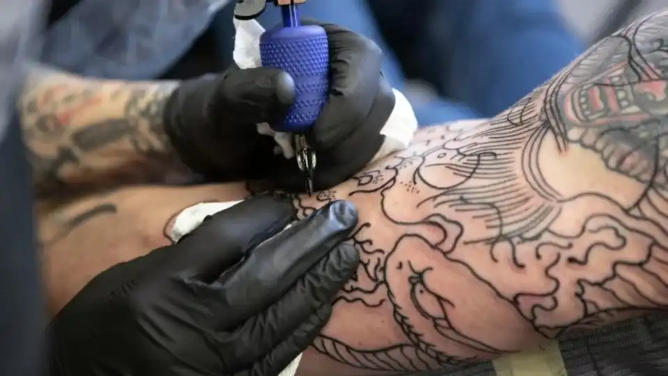Fim da anestesia nas tattoos? Nova regra do CFM gera polêmica e alerta sobre segurança