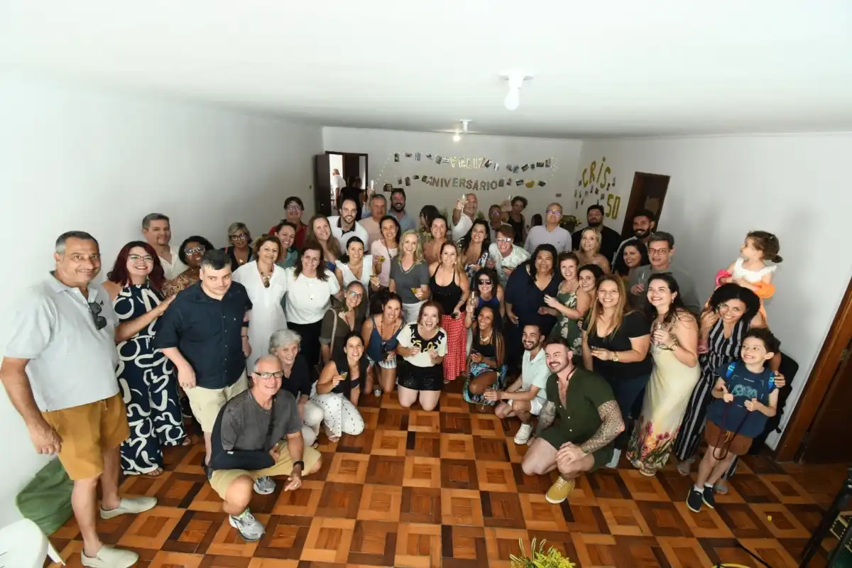 Cristina Carvalho Celebra 50 Anos em Festa Retrô Inesquecível