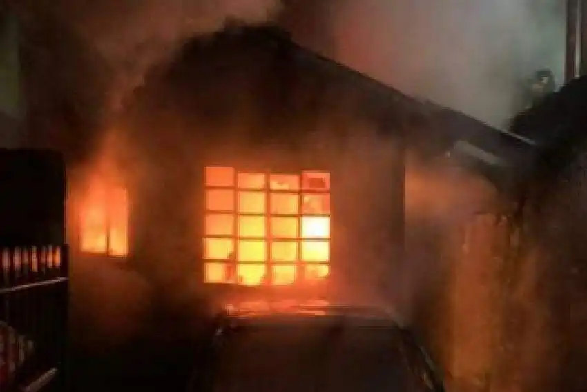Carro pega fogo e chamas invadem casa em Campos do Jordão
