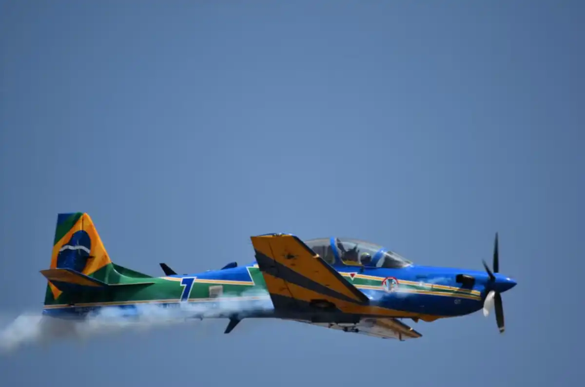 Avião da Esquadrilha da Fumaça colide no ar e cai durante treino no interior de SP