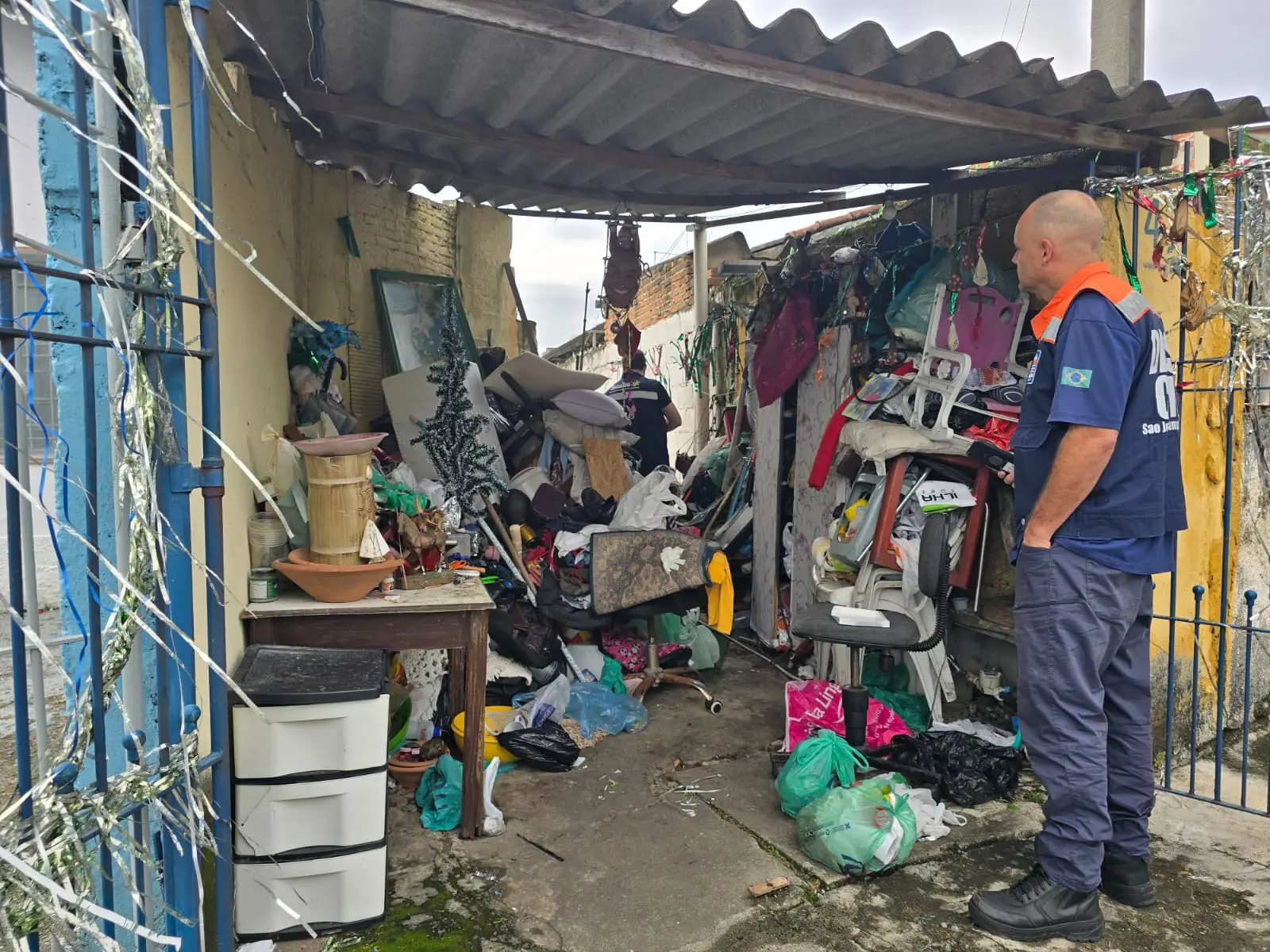 Prefeitura remove 7,8 toneladas de lixo de imóvel no Jardim Diamante, em São José dos Campos