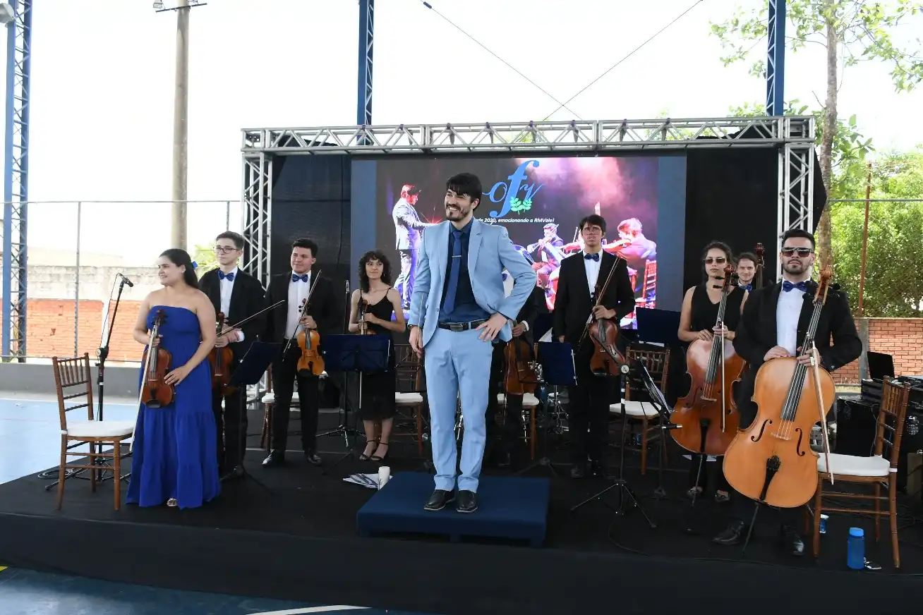 Alunos da escola estadual Elmano Ferreira Veloso assistem apresentação da Orquestra Filarmônica do Vale do Paraíba 