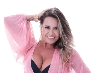 Mona Reis solta a voz no Carnaval neste domingo, a partir das 15h, no Kobeer 