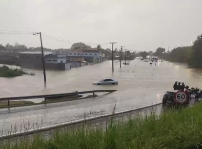 Carros ficam submersos na Martim de Sá