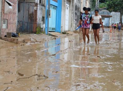 Temporal causa pânico em São Sebastião