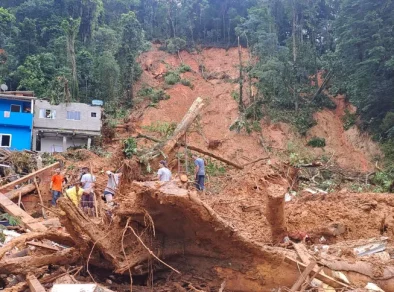 <strong></noscript>Governo federal dará auxílio de R$ 400 para desabrigados nas chuvas no Litoral Norte</strong>