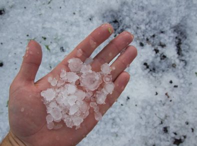 Chove granizo e ruas alagam em Campos do Jordão