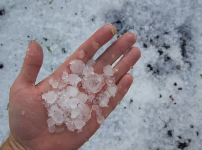 Chove granizo e ruas alagam em Campos do Jordão