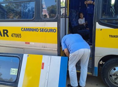 Micro-ônibus sem porta coloca em risco alunos da rede municipal de São José