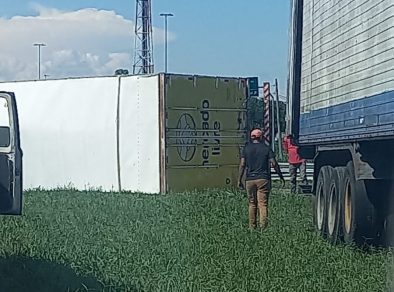 Carreta tomba no Km 162 da via Dutra e interrompe trânsito sentido Rio