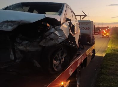 Carro colide contra mureta e capota na via Dutra sentido São Paulo