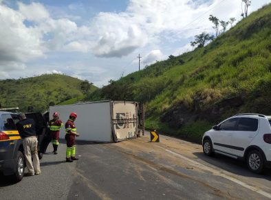 Caminhão sem carga tomba e atrapalha trânsito em Lavrinhas