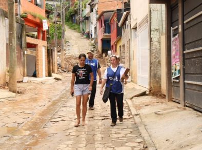 <strong></noscript>Famílias desabrigadas retornam para casa em São Sebastião</strong>