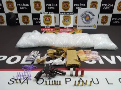 Operação em Cruzeiro apreende arma, munições, celulares e drogas