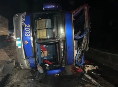 3 vítimas fatais e 21 feridos em acidente de ônibus com destino a Aparecida
