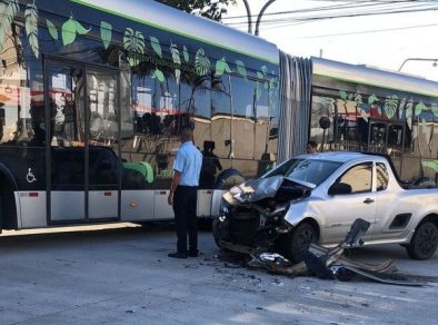 Carro colide com ônibus da Linha Verde no Jardim América em São José