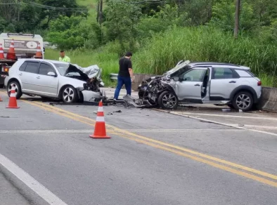 Colisão frontal em Caçapava deixa três feridos