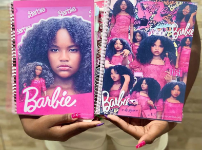 Caderno feito por mãe viraliza e filha ganha apelido “Barbie Preta do Alemão” 