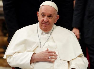 Papa Francisco tem melhora progressiva mas continua internado