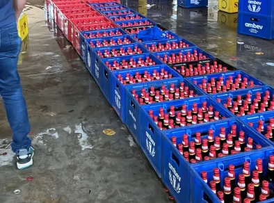 Polícia descobre galpão com 14 mil garrafas de cervejas falsificadas em São José