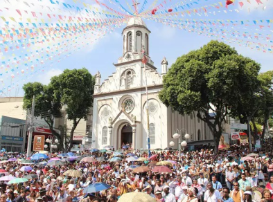 Aparecida distribui 5 toneladas de doces em festa de São Benedito