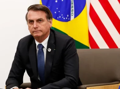 Ministério Público cobra R$ 30 milhões de Bolsonaro por violação de direitos das crianças 