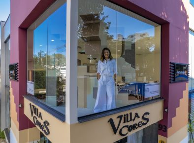 Villa Cores celebra 10 anos de vitrine suspensa com obra de Andrea Murao