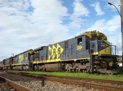 Jovem é atropelada por trem e tem pernas amputadas em Taubaté