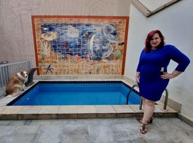 Teresa Kodama idealiza um painel de azulejos para a piscina com motivos marinhos