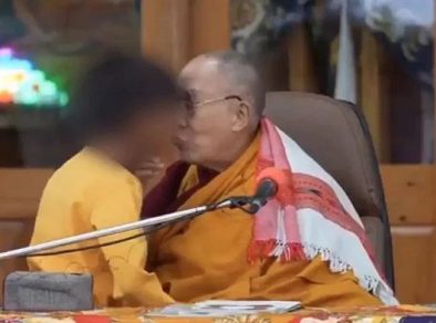 Dalai Lama se desculpa após vídeo beijando criança viralizar na internet