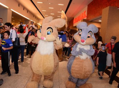 Colinas Shopping recebe coelhinhos animados e banda em Parada de Páscoa