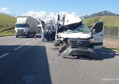 Idoso morre em acidente entre van e caminhão em Lavrinhas