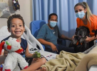 Momento fofura: cães terapeutas fazem sucesso em Ilhabela