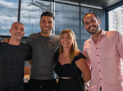 Casemiro aproveita  se encontra com lojistas e atende fãs em São José