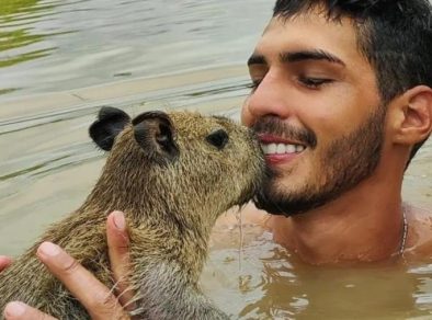 “Pai” de capivara é multado pelo Ibama e terá animal retirado