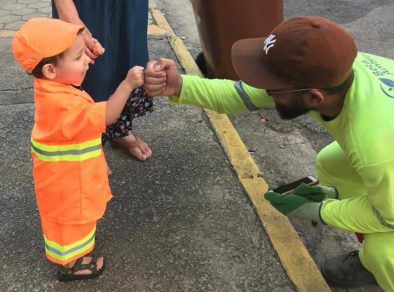 Fofura: menino de 2 anos é fã dos coletores de lixo de São José