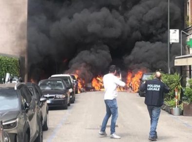 Explosão em Milão deixa carros em chamas e fogo alcança prédio