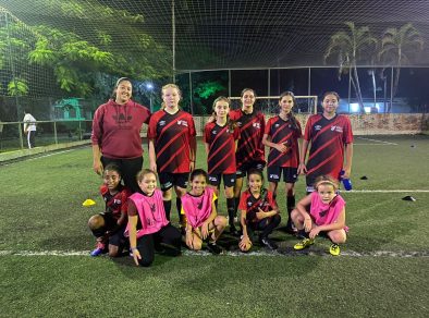 Athletico Paranaense treina meninas no futebol em escolinha de São José