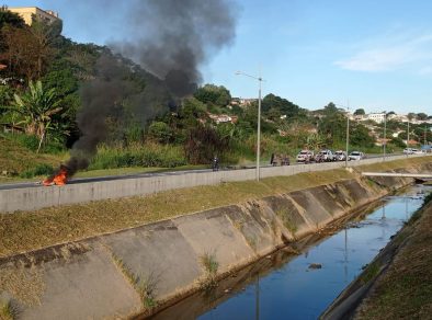 Moradores protestam após atropelamento na Av. Mário Covas em São José