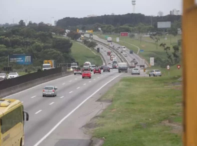 Acidente entre moto, caminhão e carro deixa uma vítima fatal em São José